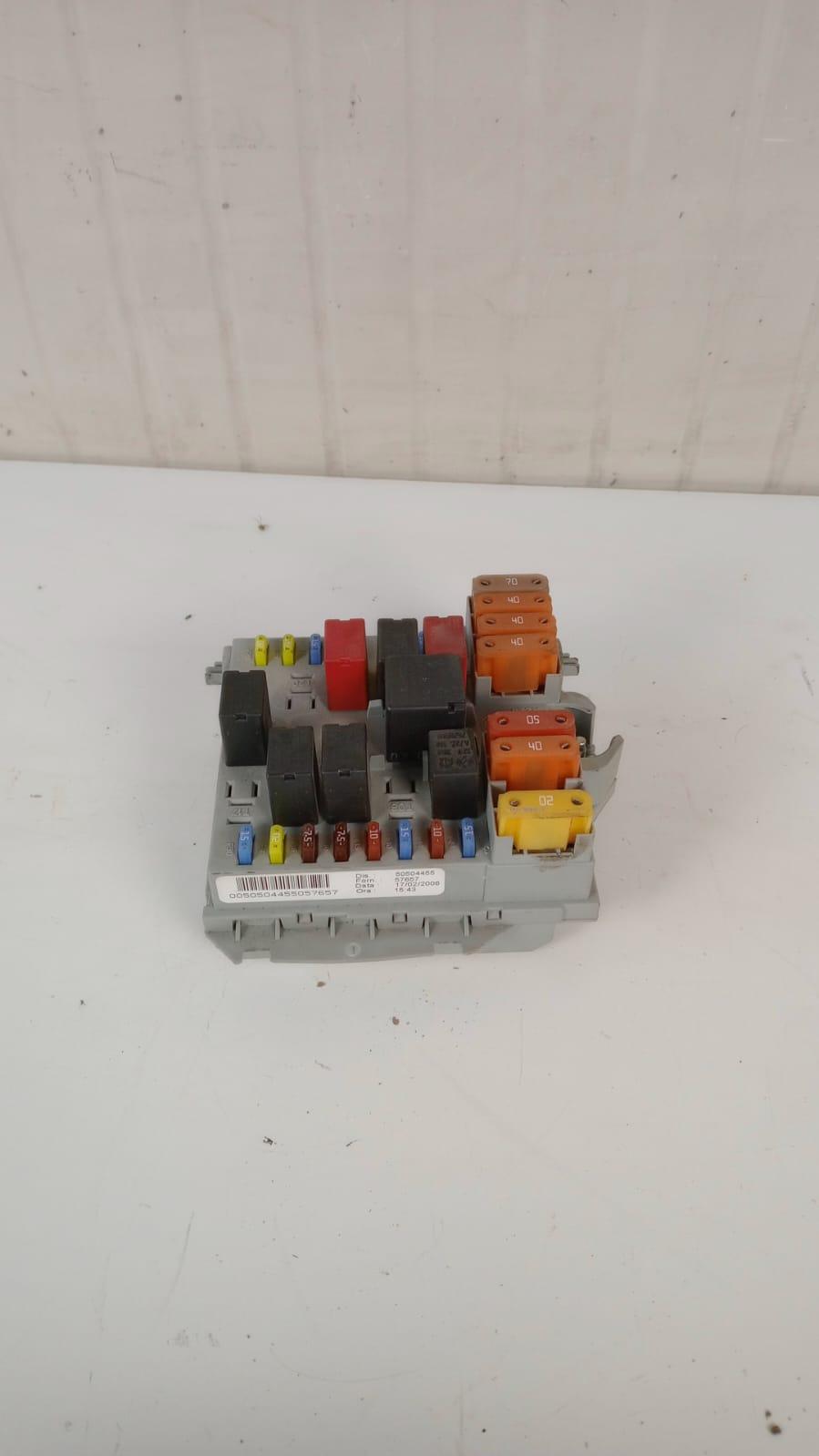 box contenitore porta fusibili ALFA ROMEO 159 Berlina Serie (939_) (05>11)