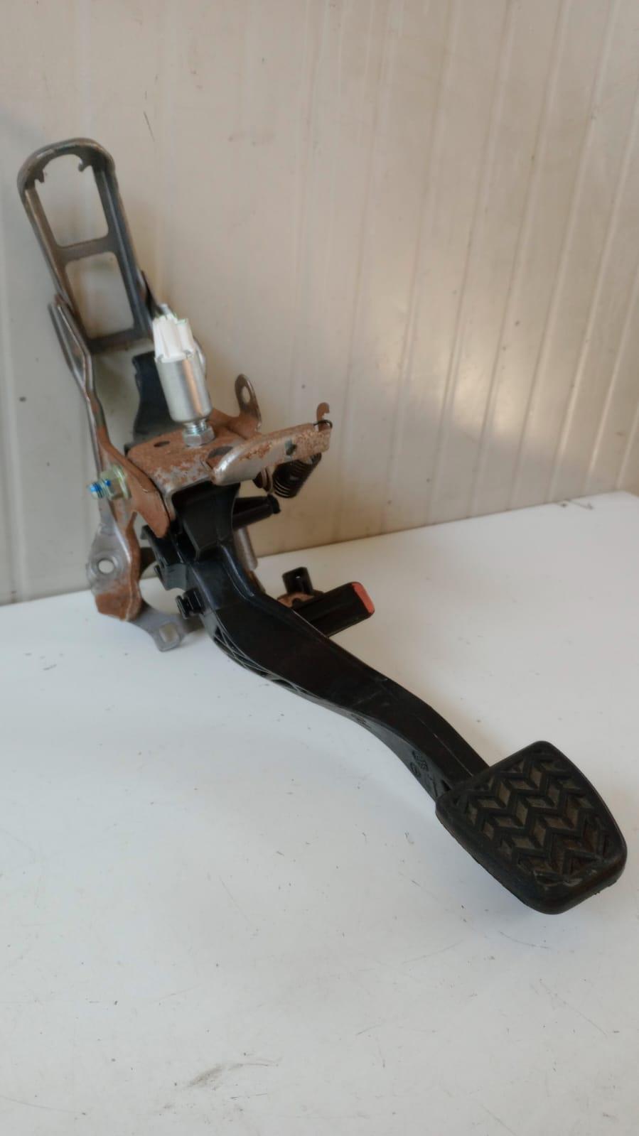 Pedale frizione TOYOTA Yaris Serie (17>20)