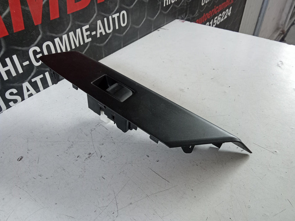 Pulsantiera Posteriore Destra TOYOTA Rav4 Serie (18>)