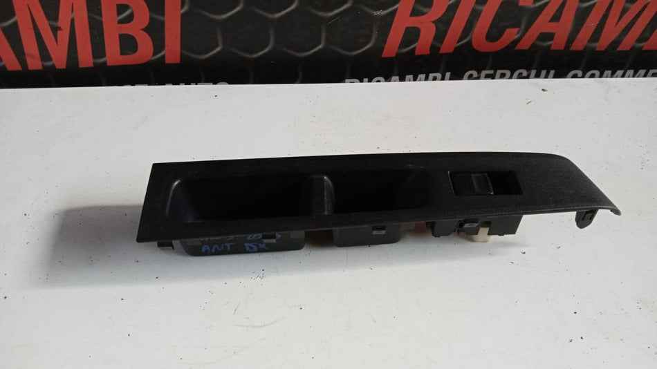 Pulsante alzavetro anteriore dx TOYOTA Yaris Serie (14>16)