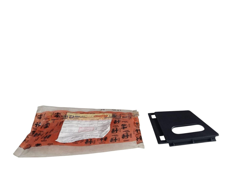 Tappo paraurti anteriore coprigancio ALFA ROMEO 145 Serie (930_) (94>99)