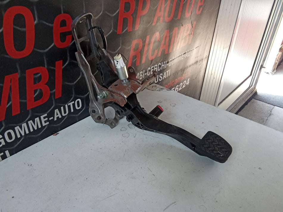 Pedale frizione TOYOTA Yaris Serie (17>20)