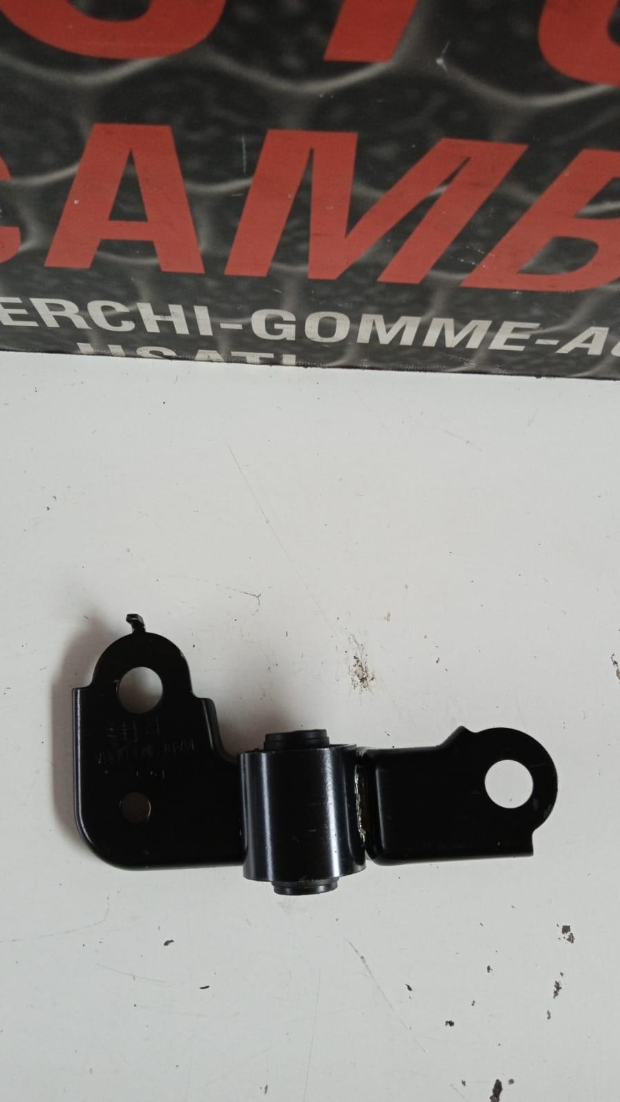 Supporto Braccio Oscillante Sospensione Destro KIA Carens 2° Serie