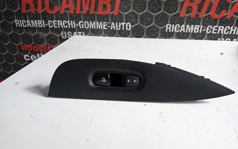 Pulsante alzavetro anteriore dx NISSAN Qashqai Serie