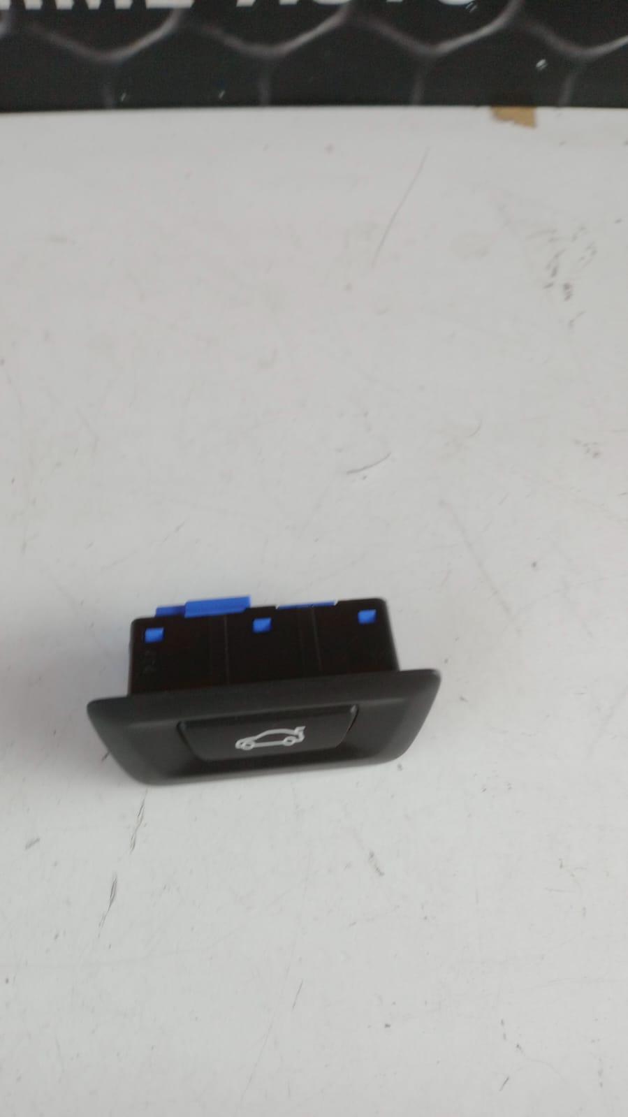 Pulsante apertura portellone posteriore BMW Serie 3 F30 Berlina