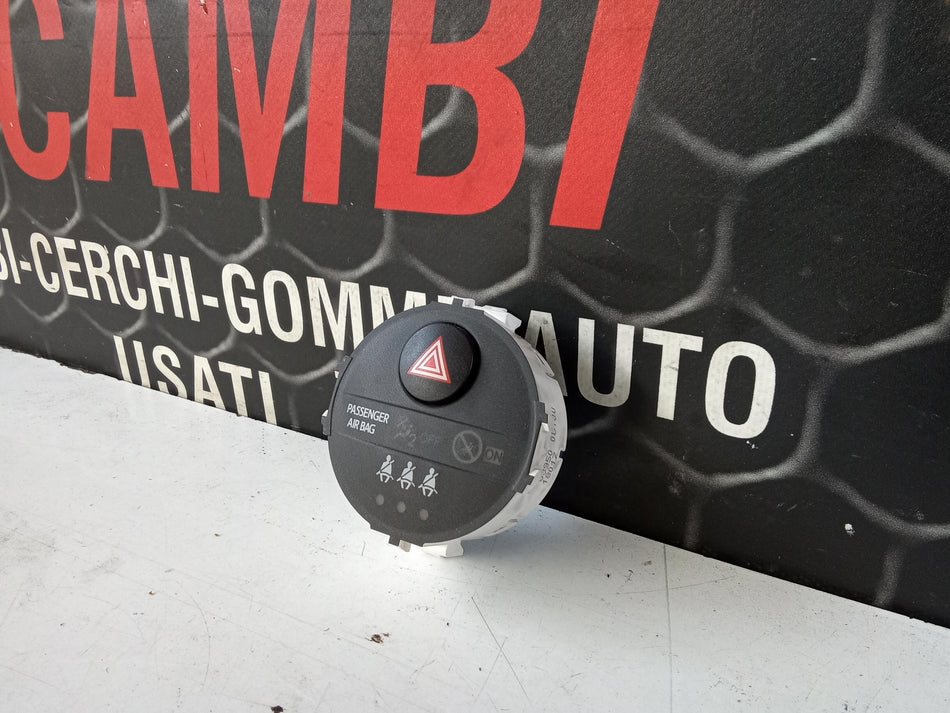 Pulsante luci di emergenza TOYOTA Yaris Serie (17>20)