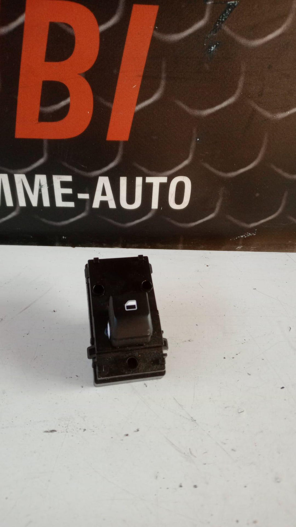 Pulsante Alzavetro Posteriore Sinistro KIA CEED Sportwagon Serie (CD) (18>)