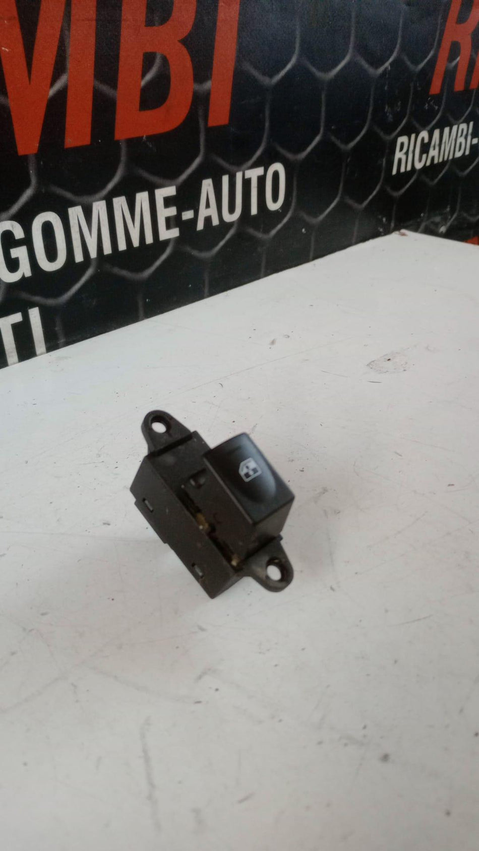 Pulsante Alzavetro Posteriore Sinistro EVO 5 Serie (23>)