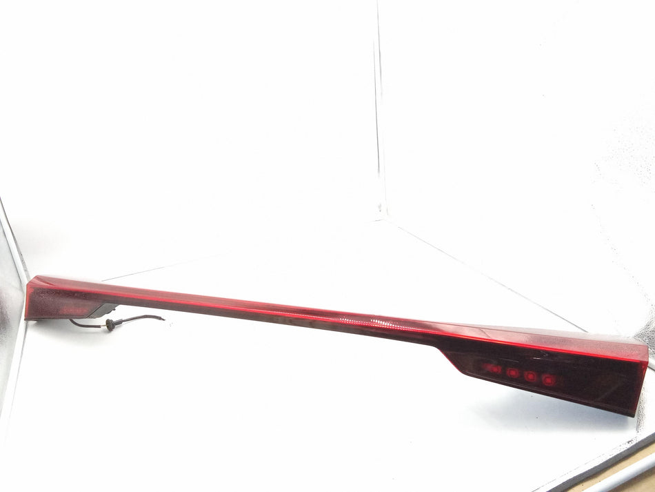 Fanale posteriore centrale a LED integrato nel portellone LEXUS UX Serie (19>)