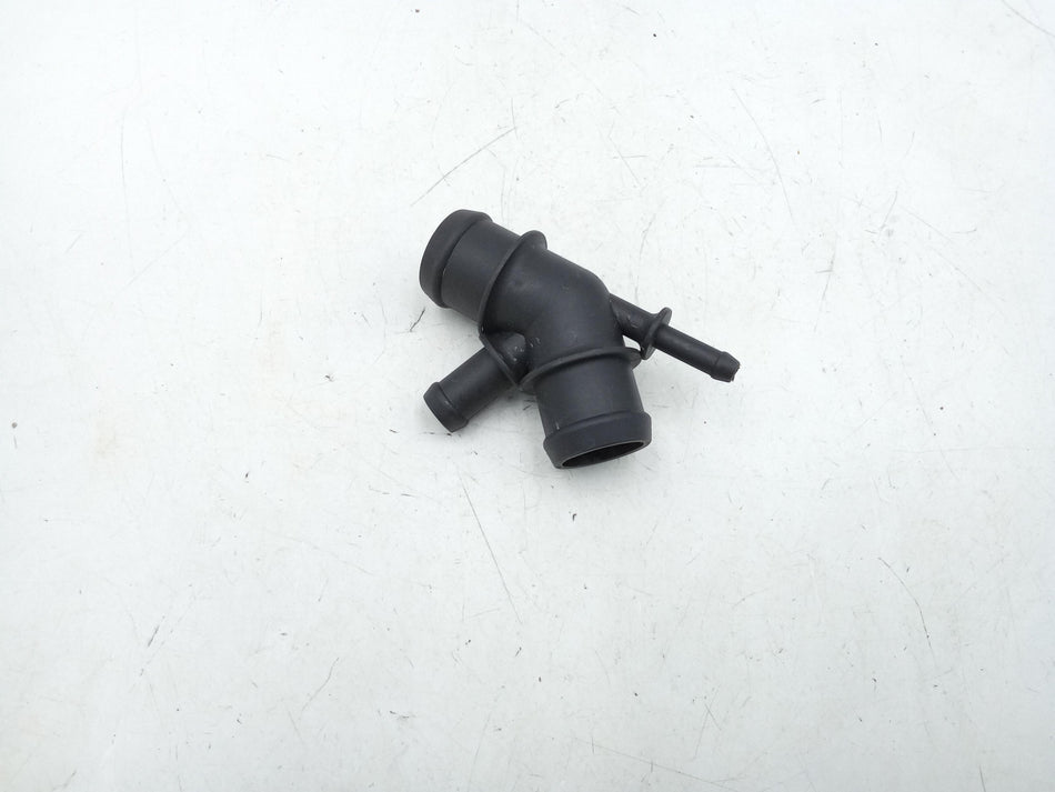 Raccordo tubo acqua AUDI A3 Serie (8L1) (96>03)