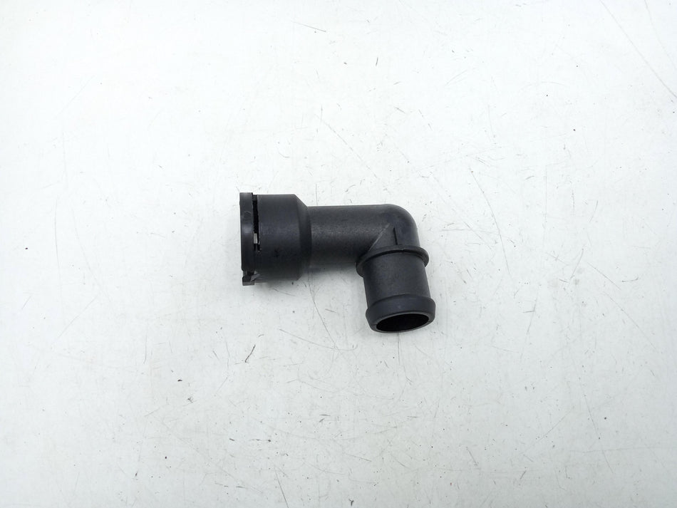 Raccordo tubo acqua VOLKSWAGEN Passat Berlina Serie (88>95)