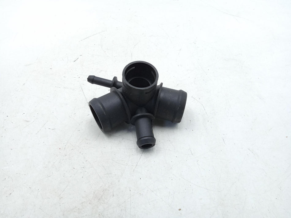 Raccordo tubo acqua VOLKSWAGEN Golf 4 Berlina (97>03)
